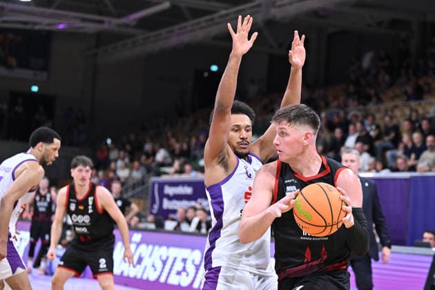 BG Göttingen - SBB Börde Baskets Wolmirstedt 04.10.2026, Göttingen: Basketball: 2. Bundesliga, ProA, BG Göttingen - SBB Börde Baskets Wolmirstedt, 3. Spieltag, Sparkassen-Arena. Brock Boone Gardner (r, SBB Börde Baskets Wolmirstedt) dribbelt gegen Nils Schmitz (l, BG Göttingen). Göttingen Niedersachsen Deutschland