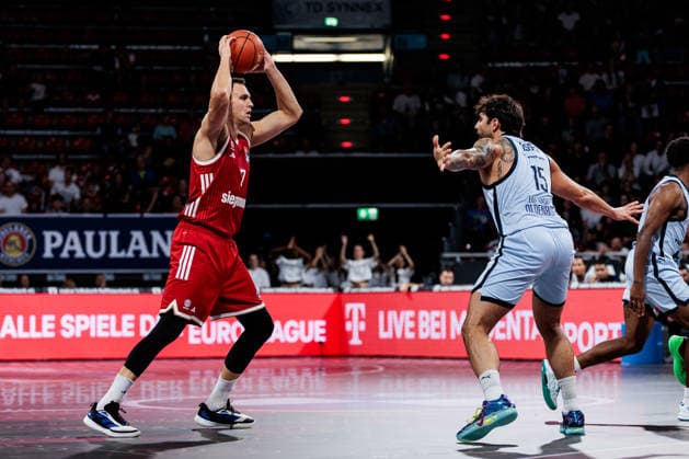 easyCredit Basketball Bundesliga: FC Bayern München - EWE Baskets Oldenburg; 04.10.2026 Johannes Jo Voigtmann (FC Bayern München, 7) am Ball gegen Marcel Keßen (EWE Baskets Oldenburg, 15) easyCredit Basketball Bundesliga: FC Bayern München - EWE Baskets Oldenburg, München, BMW Park am 04.10.2026 Copyright: xBEAUTIFULxSPORTS Wunderlx