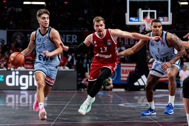 easyCredit Basketball Bundesliga: FC Bayern München - EWE Baskets Oldenburg; 04.10.2026 Zachary Ensminger (EWE Baskets Oldenburg, 3) am Ball gegen Andreas Andi Obst (FC Bayern München, 13) easyCredit Basketball Bundesliga: FC Bayern München - EWE Baskets Oldenburg, München, BMW Park am 04.10.2026 Copyright: xBEAUTIFULxSPORTS Wunderlx
