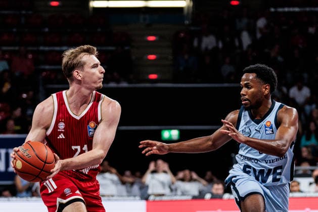 easyCredit Basketball Bundesliga: FC Bayern München - EWE Baskets Oldenburg; 04.10.2026 Justus Hollatz (FC Bayern München, 21) am Ball gegen Jeremy Roach (EWE Baskets Oldenburg, 5) easyCredit Basketball Bundesliga: FC Bayern München - EWE Baskets Oldenburg, München, BMW Park am 04.10.2026 Copyright: xBEAUTIFULxSPORTS Wunderlx