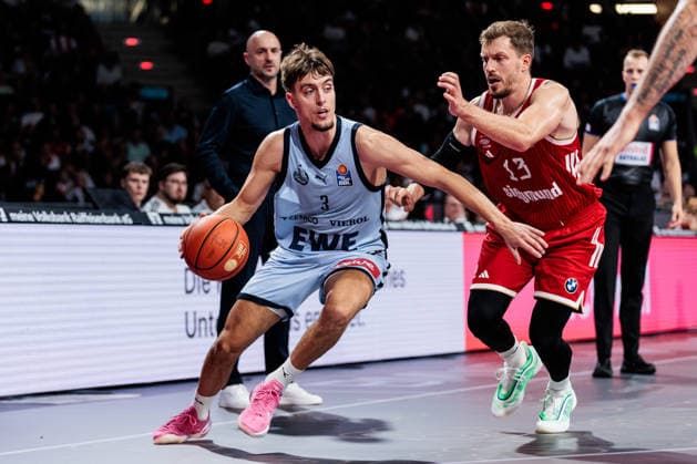 easyCredit Basketball Bundesliga: FC Bayern München - EWE Baskets Oldenburg; 04.10.2026 Zachary Ensminger (EWE Baskets Oldenburg, 3) am Ball gegen Andreas Andi Obst (FC Bayern München, 13) easyCredit Basketball Bundesliga: FC Bayern München - EWE Baskets Oldenburg, München, BMW Park am 04.10.2026 Copyright: xBEAUTIFULxSPORTS Wunderlx