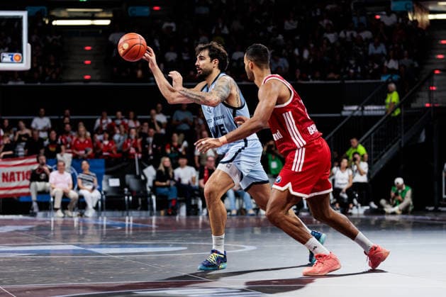 easyCredit Basketball Bundesliga: FC Bayern München - EWE Baskets Oldenburg; 04.10.2026 Marcel Keßen (EWE Baskets Oldenburg, 15) am Ball gegen Johannes JT Thiemann (FC Bayern München, 32) easyCredit Basketball Bundesliga: FC Bayern München - EWE Baskets Oldenburg, München, BMW Park am 04.10.2026 Copyright: xBEAUTIFULxSPORTS Wunderlx