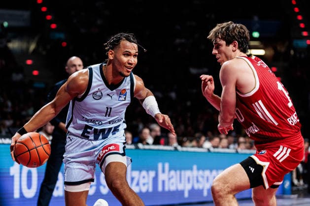 easyCredit Basketball Bundesliga: FC Bayern München - EWE Baskets Oldenburg; 04.10.2026 Nicholas Tischler (EWE Baskets Oldenburg, 11) am Ball gegen Justinian Jessup (FC Bayern München, 10) easyCredit Basketball Bundesliga: FC Bayern München - EWE Baskets Oldenburg, München, BMW Park am 04.10.2026 Copyright: xBEAUTIFULxSPORTS Wunderlx