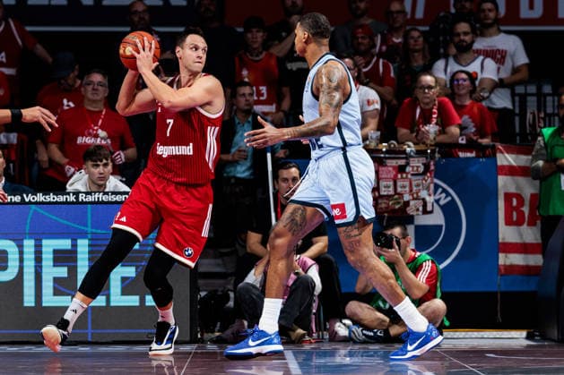 easyCredit Basketball Bundesliga: FC Bayern München - EWE Baskets Oldenburg; 04.10.2026 Johannes Jo Voigtmann (FC Bayern München, 7) am Ball gegen Demajeo Wiggins (EWE Baskets Oldenburg, 2) easyCredit Basketball Bundesliga: FC Bayern München - EWE Baskets Oldenburg, München, BMW Park am 04.10.2026 Copyright: xBEAUTIFULxSPORTS Wunderlx