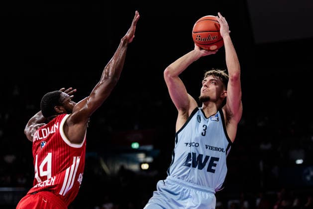 easyCredit Basketball Bundesliga: FC Bayern München - EWE Baskets Oldenburg; 04.10.2026 Zachary Ensminger (EWE Baskets Oldenburg, 3) im Wurf gegen Kamar Baldwin (FC Bayern München, 44) easyCredit Basketball Bundesliga: FC Bayern München - EWE Baskets Oldenburg, München, BMW Park am 04.10.2026 Copyright: xBEAUTIFULxSPORTS Wunderlx
