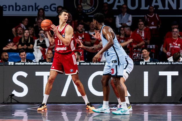 easyCredit Basketball Bundesliga: FC Bayern München - EWE Baskets Oldenburg; 04.10.2026 Vladimir Lucic (FC Bayern München, 11) am Ball gegen Jeremy Roach (EWE Baskets Oldenburg, 5) easyCredit Basketball Bundesliga: FC Bayern München - EWE Baskets Oldenburg, München, BMW Park am 04.10.2026 Copyright: xBEAUTIFULxSPORTS Wunderlx