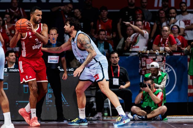 easyCredit Basketball Bundesliga: FC Bayern München - EWE Baskets Oldenburg; 04.10.2026 Johannes JT Thiemann (FC Bayern München, 32) am Ball gegen Marcel Keßen (EWE Baskets Oldenburg, 15) easyCredit Basketball Bundesliga: FC Bayern München - EWE Baskets Oldenburg, München, BMW Park am 04.10.2026 Copyright: xBEAUTIFULxSPORTS Wunderlx