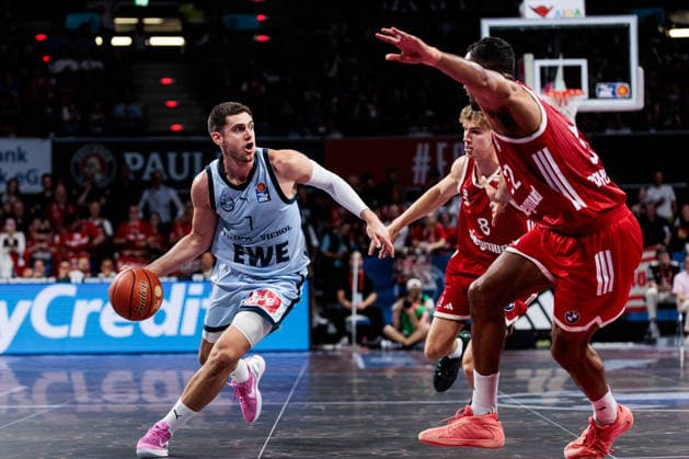 easyCredit Basketball Bundesliga: FC Bayern München - EWE Baskets Oldenburg; 04.10.2026 Stefan Momirov (EWE Baskets Oldenburg, 7) am Ball gegen Tobias Jensen (FC Bayern München, 8) und Johannes JT Thiemann (FC Bayern München, 32) easyCredit Basketball Bundesliga: FC Bayern München - EWE Baskets Oldenburg, München, BMW Park am 04.10.2026 Copyright: xBEAUTIFULxSPORTS Wunderlx