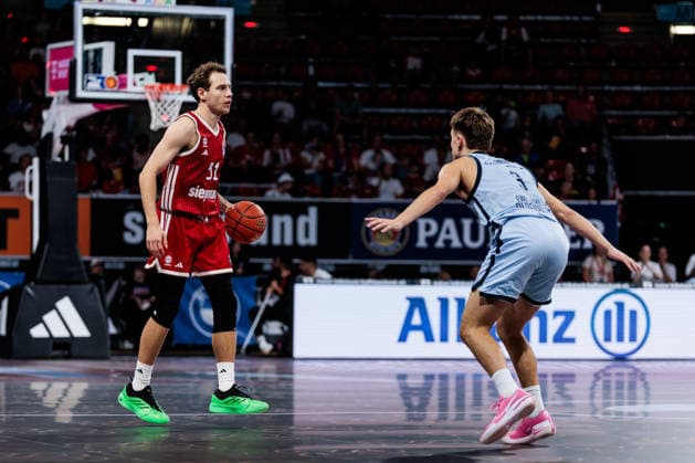 easyCredit Basketball Bundesliga: FC Bayern München - EWE Baskets Oldenburg; 04.10.2026 Rokas Jokubaitis (FC Bayern München, 31) am Ball gegen Zachary Ensminger (EWE Baskets Oldenburg, 3) easyCredit Basketball Bundesliga: FC Bayern München - EWE Baskets Oldenburg, München, BMW Park am 04.10.2026 Copyright: xBEAUTIFULxSPORTS Wunderlx