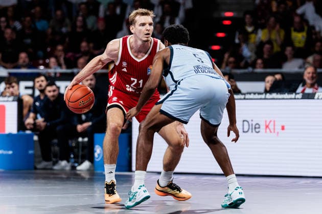 easyCredit Basketball Bundesliga: FC Bayern München - EWE Baskets Oldenburg; 04.10.2026 Justus Hollatz (FC Bayern München, 21) am Ball gegen Jeremy Roach (EWE Baskets Oldenburg, 5) easyCredit Basketball Bundesliga: FC Bayern München - EWE Baskets Oldenburg, München, BMW Park am 04.10.2026 Copyright: xBEAUTIFULxSPORTS Wunderlx