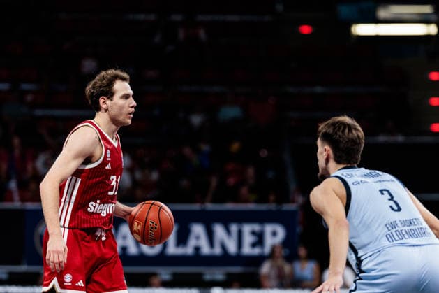easyCredit Basketball Bundesliga: FC Bayern München - EWE Baskets Oldenburg; 04.10.2026 Rokas Jokubaitis (FC Bayern München, 31) am Ball gegen Zachary Ensminger (EWE Baskets Oldenburg, 3) easyCredit Basketball Bundesliga: FC Bayern München - EWE Baskets Oldenburg, München, BMW Park am 04.10.2026 Copyright: xBEAUTIFULxSPORTS Wunderlx