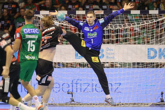 04.10.2026, xtgx, Handball Opel HBL, SC Magdeburg - HC Erlangen emspor, v.l. Dominik Kuzmanovic (Magdeburg, 1) Parade, haelt den Ball, faengt den Ball, pariert Magdeburg