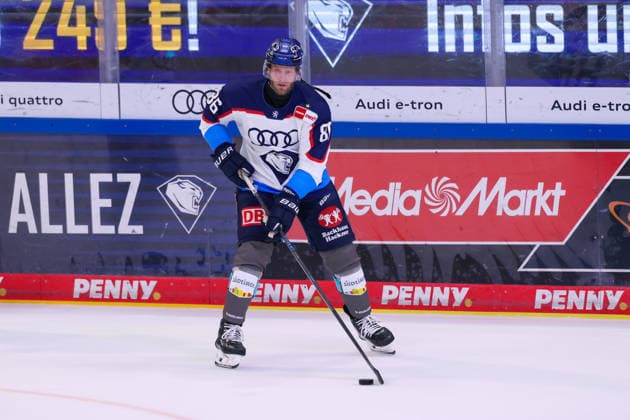 Ingolstadt, Deutschland 04. Oktober 2026: PENNY DEL - 2026 2027 - Sp. 6 - ERC Ingolstadt gegen Kölner Haie Im Bild: Daniel Pietta (ERCI) beim Aufwaermen Copyright: xFotostandx xSchäferx