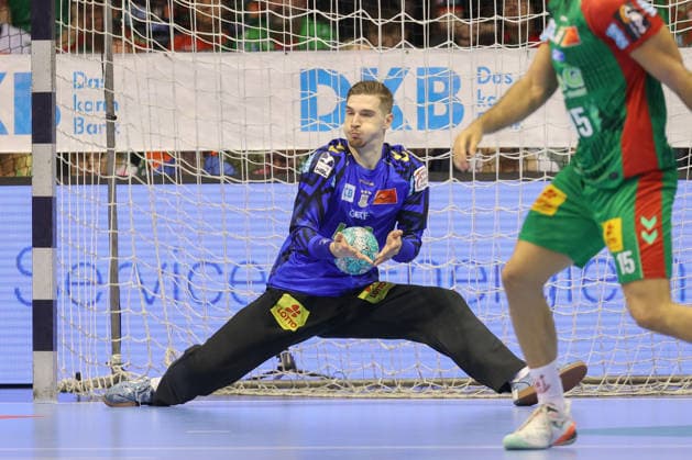 04.10.2026, xtgx, Handball Opel HBL, SC Magdeburg - HC Erlangen emspor, v.l. Dominik Kuzmanovic (Magdeburg, 1) Parade, haelt den Ball, faengt den Ball, pariert Magdeburg