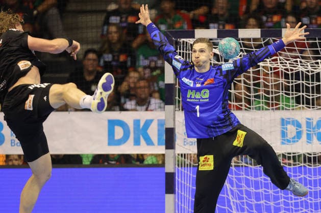 04.10.2026, xtgx, Handball Opel HBL, SC Magdeburg - HC Erlangen emspor, v.l. Dominik Kuzmanovic (Magdeburg, 1) Parade, haelt den Ball, faengt den Ball, pariert Magdeburg