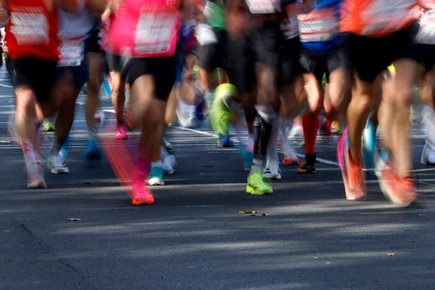 Teilnehmer beim 28. Generali Köln Marathon 2026 laufen durch die Kölner Innenstadt. Zahlreiche Zuschauer feuern die Läufer mit selbstgebastelten Plakaten an. (Themenbild, Symbolbild) Köln, 04.10.2026 NRW Deutschland Copyright: xChristophxHardtx
