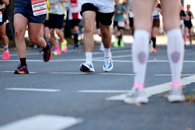 Teilnehmer beim 28. Generali Köln Marathon 2026 laufen durch die Kölner Innenstadt. Zahlreiche Zuschauer feuern die Läufer mit selbstgebastelten Plakaten an. (Themenbild, Symbolbild) Köln, 04.10.2026 NRW Deutschland Copyright: xChristophxHardtx