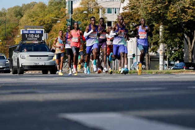 Die Spitzengruppe der Männer um den späteren Sieger, den Kenianer Bernard Kiprop Koech (rotes Trikot, 3. v. l.) beim 28. Generali Köln Marathon 2026 läuft durch die Kölner Innenstadt. Zahlreiche Zuschauer feuern die Läufer mit selbstgebastelten Plakaten an. (Themenbild, Symbolbild) Köln, 04.10.2026 NRW Deutschland Copyright: xChristophxHardtx