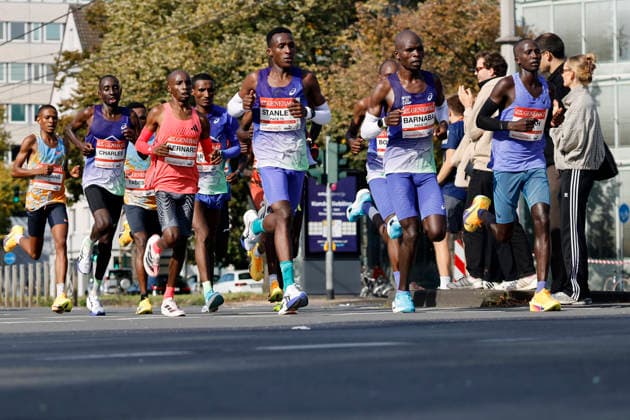 Die Spitzengruppe der Männer um den späteren Sieger, den Kenianer Bernard Kiprop Koech (rotes Trikot, 3. v. l.) beim 28. Generali Köln Marathon 2026 läuft durch die Kölner Innenstadt. Zahlreiche Zuschauer feuern die Läufer mit selbstgebastelten Plakaten an. (Themenbild, Symbolbild) Köln, 04.10.2026 NRW Deutschland Copyright: xChristophxHardtx