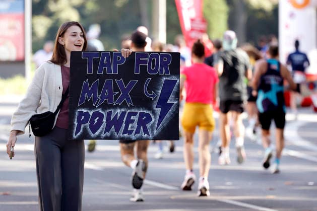 Teilnehmer beim 28. Generali Köln Marathon 2026 laufen durch die Kölner Innenstadt. Zahlreiche Zuschauer feuern die Läufer mit selbstgebastelten Plakaten an. (Themenbild, Symbolbild) Köln, 04.10.2026 NRW Deutschland Copyright: xChristophxHardtx