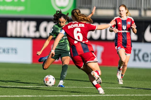 Fußball I Frauen I Saison 2026-2027 I Bundesliga I VfL Wolfsburg - Hamburger SV I 04.10.2026 Kessya Bussy (19, VfL Wolfsburg) versucht auf das Tor zu schießen. Der Schuss wird aber von Annaleen Böhler (6, Hamburger SV) geblockt. Wolfsburg AOK Stadion Niedersachsen Deutschland Copyright: xLobeca CedricxSiefkerx