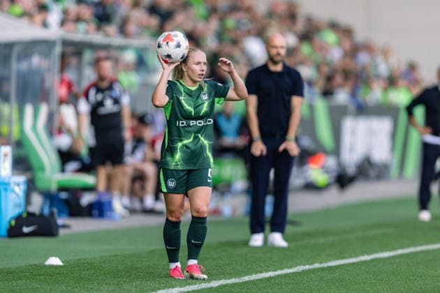 Fußball I Frauen I Saison 2026-2027 I Bundesliga I VfL Wolfsburg - Hamburger SV I 04.10.2026 Thea Bjelde (2, VfL Wolfsburg) wirft den Ball ein Einwurf Wolfsburg AOK Stadion Niedersachsen Deutschland Copyright: xLobeca CedricxSiefkerx