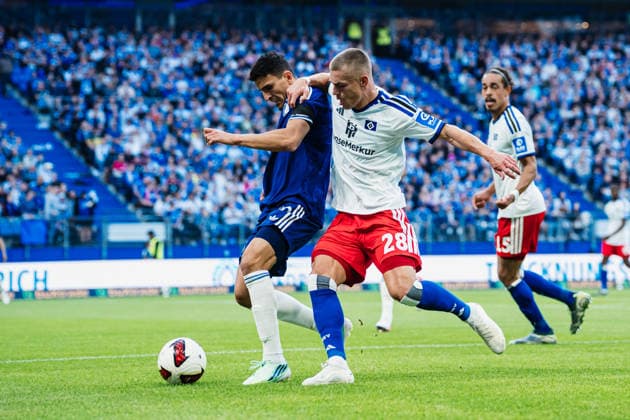 Testspiel: Hamburger SV vs. FC Kopenhagen, 04.10.2026 Mohamed Elyounoussi (FC Kopenhagen, 10) gegen Miro Muheim (Hamburger SV, 28); Fußball, Testspiel: Hamburger SV vs. FC Kopenhagen am 04.10.2026 im Volksparkstadion, Hamburg DFL REGULATIONS PROHIBIT ANY USE OF PHOTOGRAPHS AS IMAGE SEQUENCES AND OR QUASI-VIDEO. Copyright: xBEAUTIFULxSPORTS Tonhäuserx