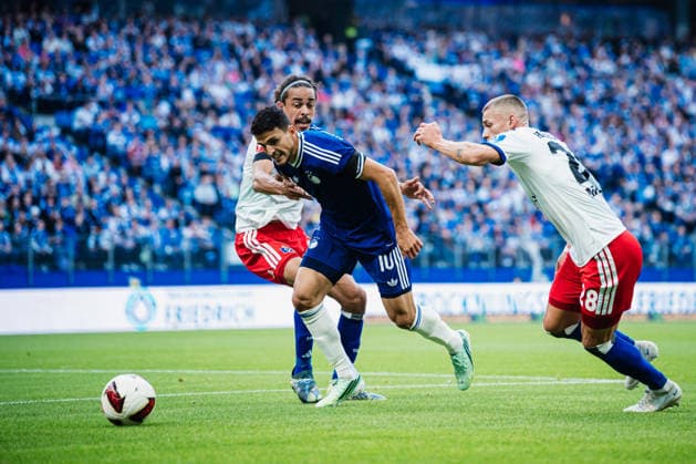 Testspiel: Hamburger SV vs. FC Kopenhagen, 04.10.2026 Mohamed Elyounoussi (FC Kopenhagen, 10) gegen Miro Muheim (Hamburger SV, 28); Fußball, Testspiel: Hamburger SV vs. FC Kopenhagen am 04.10.2026 im Volksparkstadion, Hamburg DFL REGULATIONS PROHIBIT ANY USE OF PHOTOGRAPHS AS IMAGE SEQUENCES AND OR QUASI-VIDEO. Copyright: xBEAUTIFULxSPORTS Tonhäuserx