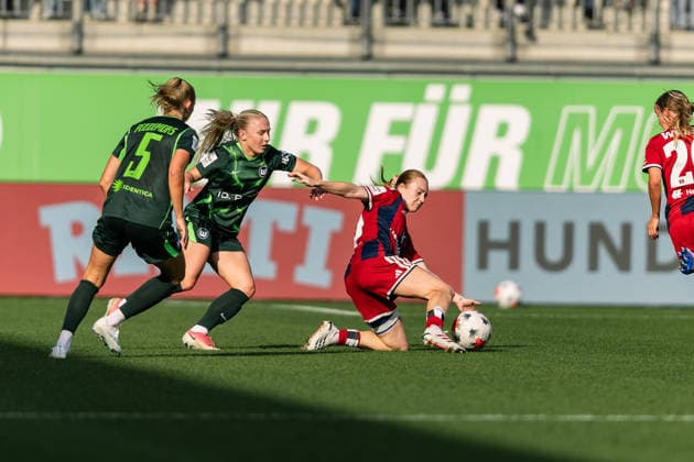 Fußball I Frauen I Saison 2026-2027 I Bundesliga I VfL Wolfsburg - Hamburger SV I 04.10.2026 Thea Bjelde (2, VfL Wolfsburg) und Carla Morich (10, Hamburger SV) im Zweikampf Wolfsburg AOK Stadion Niedersachsen Deutschland Copyright: xLobeca CedricxSiefkerx