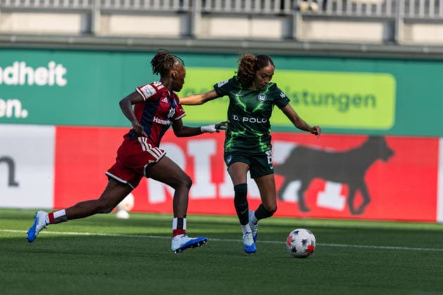 Fußball I Frauen I Saison 2026-2027 I Bundesliga I VfL Wolfsburg - Hamburger SV I 04.10.2026 Magou Doucoure (2, Hamburger SV) und Svenja Huth (10, VfL Wolfsburg) im Kamp um den Ball Wolfsburg AOK Stadion Niedersachsen Deutschland Copyright: xLobeca CedricxSiefkerx