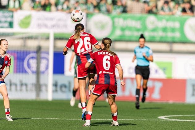Fußball I Frauen I Saison 2026-2027 I Bundesliga I VfL Wolfsburg - Hamburger SV I 04.10.2026 Jonna Wrede (26, Hamburger SV) köpft den Ball Wolfsburg AOK Stadion Niedersachsen Deutschland Copyright: xLobeca CedricxSiefkerx