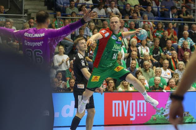 04.10.2026, xtgx, Handball Opel HBL, SC Magdeburg - HC Erlangen emspor, v.l. Omar Ingi Magnusson (Magdeburg, 14) wirft Tor, Torschuetze, erzielt Tor, Treffer, scores the goal Magdeburg