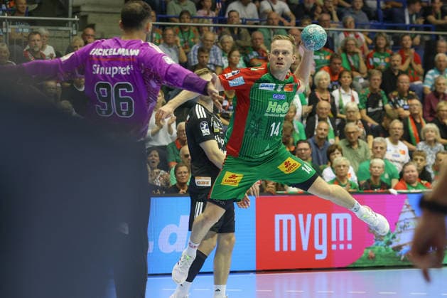 04.10.2026, xtgx, Handball Opel HBL, SC Magdeburg - HC Erlangen emspor, v.l. Omar Ingi Magnusson (Magdeburg, 14) wirft Tor, Torschuetze, erzielt Tor, Treffer, scores the goal Magdeburg