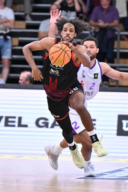 BG Göttingen - SBB Börde Baskets Wolmirstedt 04.10.2026, Göttingen: Basketball: 2. Bundesliga, ProA, BG Göttingen - SBB Börde Baskets Wolmirstedt, 3. Spieltag, Sparkassen-Arena. Ein Spieler (l) kämpft mit Zac Watson (r, BG Göttingen) um den Ball. Göttingen Niedersachsen Deutschland