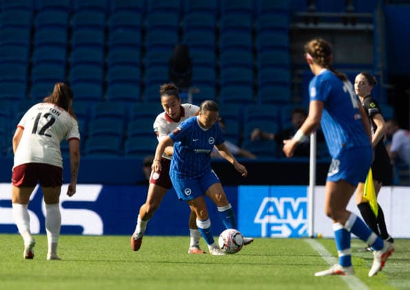Brighton and Hove Albion Women v Charlton Athletic Women Barclays Women s Super League Fran Kirby of Brighton and Hove Albion Women battles for the ball with Lucia Lobato of Charlton Athletic Women during the Barclays Women s Super League match at the American Express Stadium, Brighton and Hove 04 10 2026 UK Newspapers OUT Copyright: xBenxPetersx FIL-24015-0116