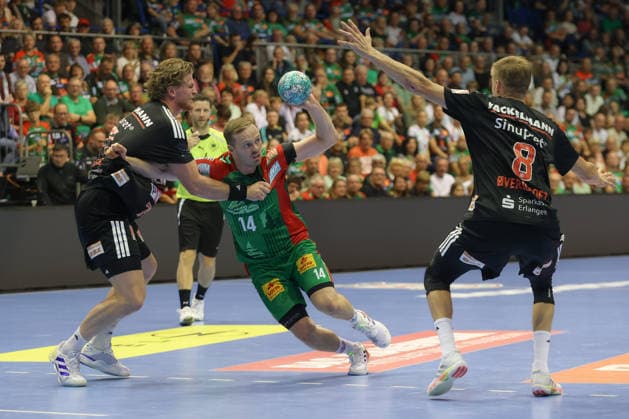 04.10.2026, xtgx, Handball Opel HBL, SC Magdeburg - HC Erlangen emspor, v.l. Maciej Gebala (Erlangen, 77), Omar Ingi Magnusson (Magdeburg, 14) Zweikampf, Duell, Kampf, tackle Magdeburg