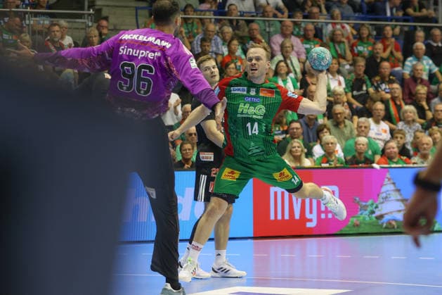 04.10.2026, xtgx, Handball Opel HBL, SC Magdeburg - HC Erlangen emspor, v.l. Omar Ingi Magnusson (Magdeburg, 14) wirft Tor, Torschuetze, erzielt Tor, Treffer, scores the goal Magdeburg