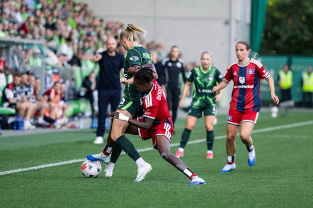 Fußball I Frauen I Saison 2026-2027 I Bundesliga I VfL Wolfsburg - Hamburger SV I 04.10.2026 Ella Peddemors (5, VfL Wolfsburg) und Magou Doucoure (2, Hamburger SV) im Zweikampf Wolfsburg AOK Stadion Niedersachsen Deutschland Copyright: xLobeca CedricxSiefkerx