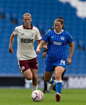 Brighton and Hove Albion Women v Charlton Athletic Women Barclays Women s Super League Fran Kirby of Brighton and Hove Albion Women battles for the ball with Emily van Egmond of Charlton Athletic Women during the Barclays Women s Super League match at the American Express Stadium, Brighton and Hove 04 10 2026 UK Newspapers OUT Copyright: xBenxPetersx FIL-24015-0119