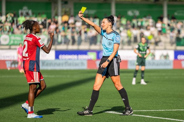 Fußball I Frauen I Saison 2026-2027 I Bundesliga I VfL Wolfsburg - Hamburger SV I 04.10.2026 Nadine Westerhoff (Schiedsrichterin) vergibt eine gelbe Karte an Magou Doucoure (2, Hamburger SV) Wolfsburg AOK Stadion Niedersachsen Deutschland Copyright: xLobeca CedricxSiefkerx