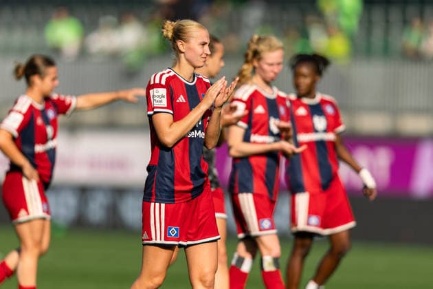 Fußball I Frauen I Saison 2026-2027 I Bundesliga I VfL Wolfsburg - Hamburger SV I 04.10.2026 Paulina Bartz (37, Hamburger SV) klatscht nach dem Spiel zu den Fans und ist enttäuscht über die knappe Niederlage Wolfsburg AOK Stadion Niedersachsen Deutschland Copyright: xLobeca CedricxSiefkerx