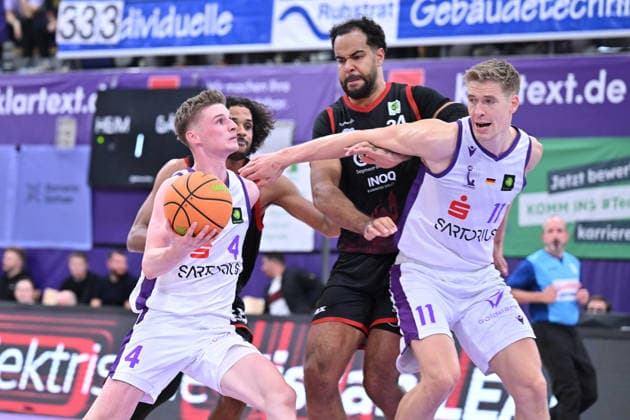 BG Göttingen - SBB Börde Baskets Wolmirstedt 04.10.2026, Göttingen: Basketball: 2. Bundesliga, ProA, BG Göttingen - SBB Börde Baskets Wolmirstedt, 3. Spieltag, Sparkassen-Arena. Daniel Kirchner (l, BG Göttingen) zieht zum Korb. Göttingen Niedersachsen Deutschland