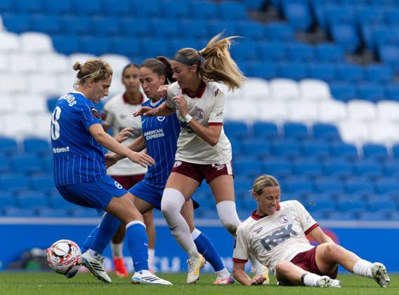 Brighton and Hove Albion Women v Charlton Athletic Women Barclays Women s Super League Maisie Symonds (left) and Marisa Olislagers of Brighton and Hove Albion Women battle for the ball with Gillian Kenney and Emily van Egmond of Charlton Athletic Women during the Barclays Women s Super League match at the American Express Stadium, Brighton and Hove 04 10 2026 UK Newspapers OUT Copyright: xBenxPetersx FIL-24015-0123