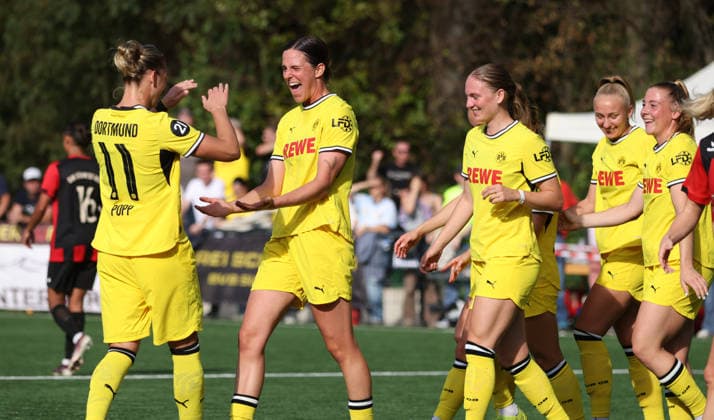 Torjubel 0-1 Alexandra Popp (BVB) und Lara Schmidt (BVB), DJK Südwest Köln vs Borussia Dortmund, Frauen Regionalliga West, 7. Spieltag, Köln, 04.10.2026.