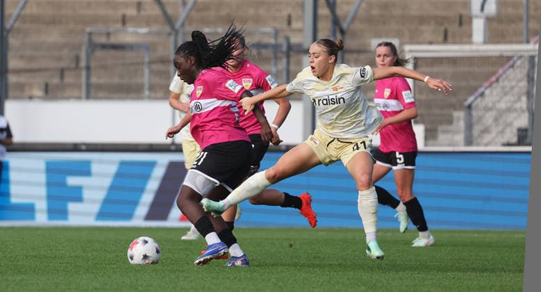Stuttgart , Google Pixel Frauen-Bundesliga VfB Stuttgart vs. Union Berlin , , von links: Mira Arouna ( VfB ) Lia Kamber ( Berlin )