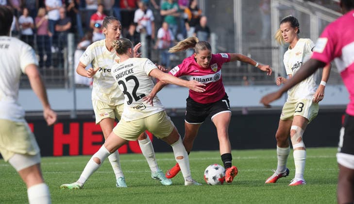 Stuttgart , Google Pixel Frauen-Bundesliga VfB Stuttgart vs. Union Berlin , von links: Lina Hausicker ( Union ) Dafina aredzepi ( VfB )