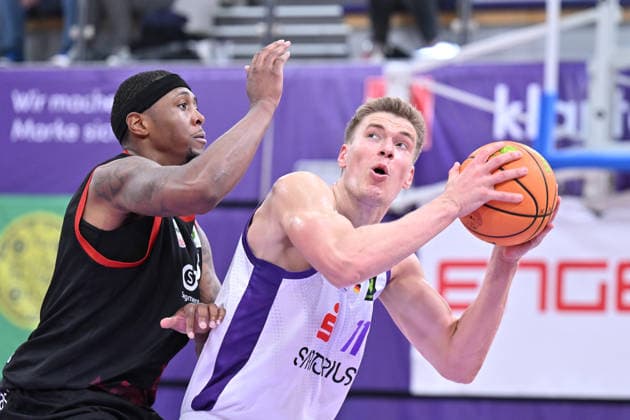 BG Göttingen - SBB Börde Baskets Wolmirstedt 04.10.2026, Göttingen: Basketball: 2. Bundesliga, ProA, BG Göttingen - SBB Börde Baskets Wolmirstedt, 3. Spieltag, Sparkassen-Arena. Robin Lodders (r, BG Göttingen) zieht zum Korb gegen Kyndahl Hill (l, SBB Börde Baskets Wolmirstedt). Göttingen Niedersachsen Deutschland