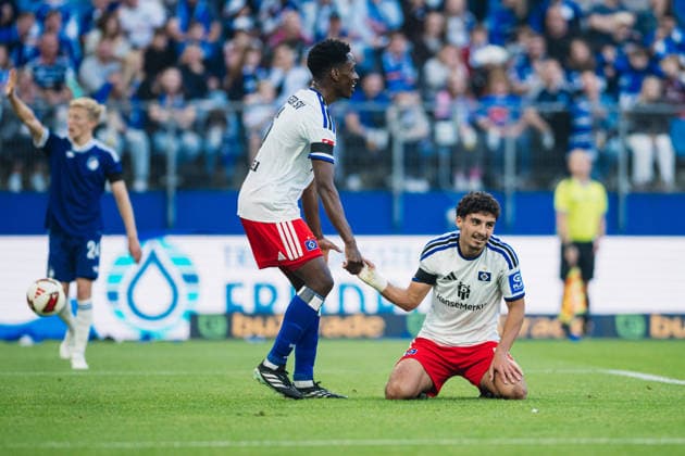 Testspiel: Hamburger SV vs. FC Kopenhagen, 04.10.2026 Albert Sambi Lokonga (Hamburger SV, 6) hilft Martin Adeline (Hamburger SV, 5) hoch; Fußball, Testspiel: Hamburger SV vs. FC Kopenhagen am 04.10.2026 im Volksparkstadion, Hamburg DFL REGULATIONS PROHIBIT ANY USE OF PHOTOGRAPHS AS IMAGE SEQUENCES AND OR QUASI-VIDEO. Copyright: xBEAUTIFULxSPORTS Tonhäuserx