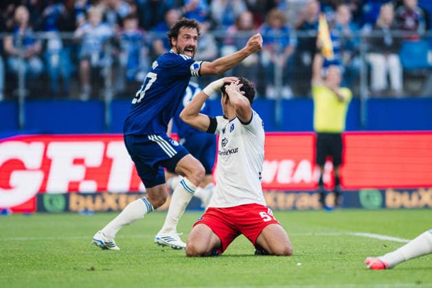 Testspiel: Hamburger SV vs. FC Kopenhagen, 04.10.2026 Martin Adeline (Hamburger SV, 5) vergibt eine Großchance, Thomas Delaney (FC Kopenhagen, 27) jubelt; Fußball, Testspiel: Hamburger SV vs. FC Kopenhagen am 04.10.2026 im Volksparkstadion, Hamburg DFL REGULATIONS PROHIBIT ANY USE OF PHOTOGRAPHS AS IMAGE SEQUENCES AND OR QUASI-VIDEO. Copyright: xBEAUTIFULxSPORTS Tonhäuserx