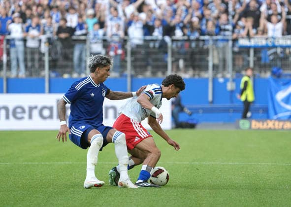 Foto : Martin ADELINE ( HSV ) gegen Maher CARRIZO , links Fussball Bundesliga , Freundschaftsspiel am So. 04.10.2026 Hamburger SV - FC Kopenhagen